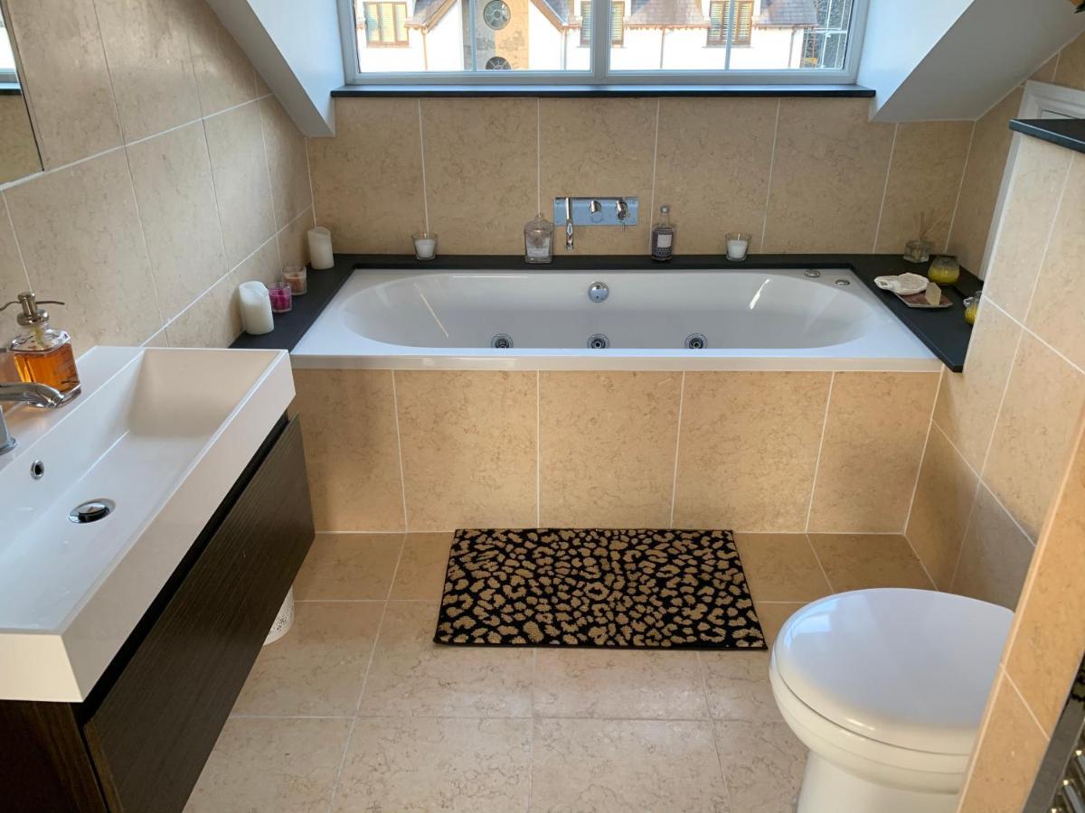 The Penthouse Bowness Luxury Loft Jacuzzi Bath & Complimentary Lakeview Spa Membership Esterno foto