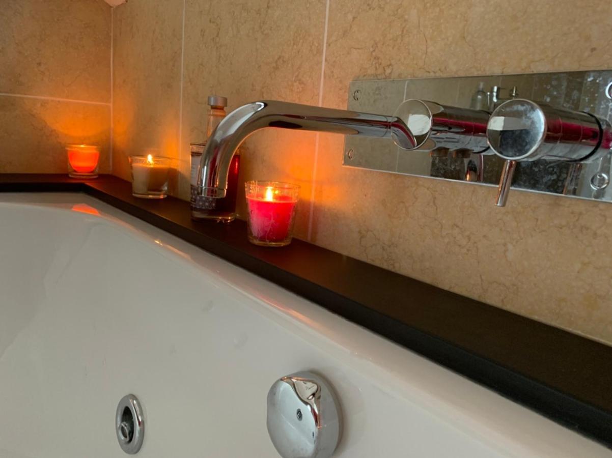 The Penthouse Bowness Luxury Loft Jacuzzi Bath & Complimentary Lakeview Spa Membership Esterno foto