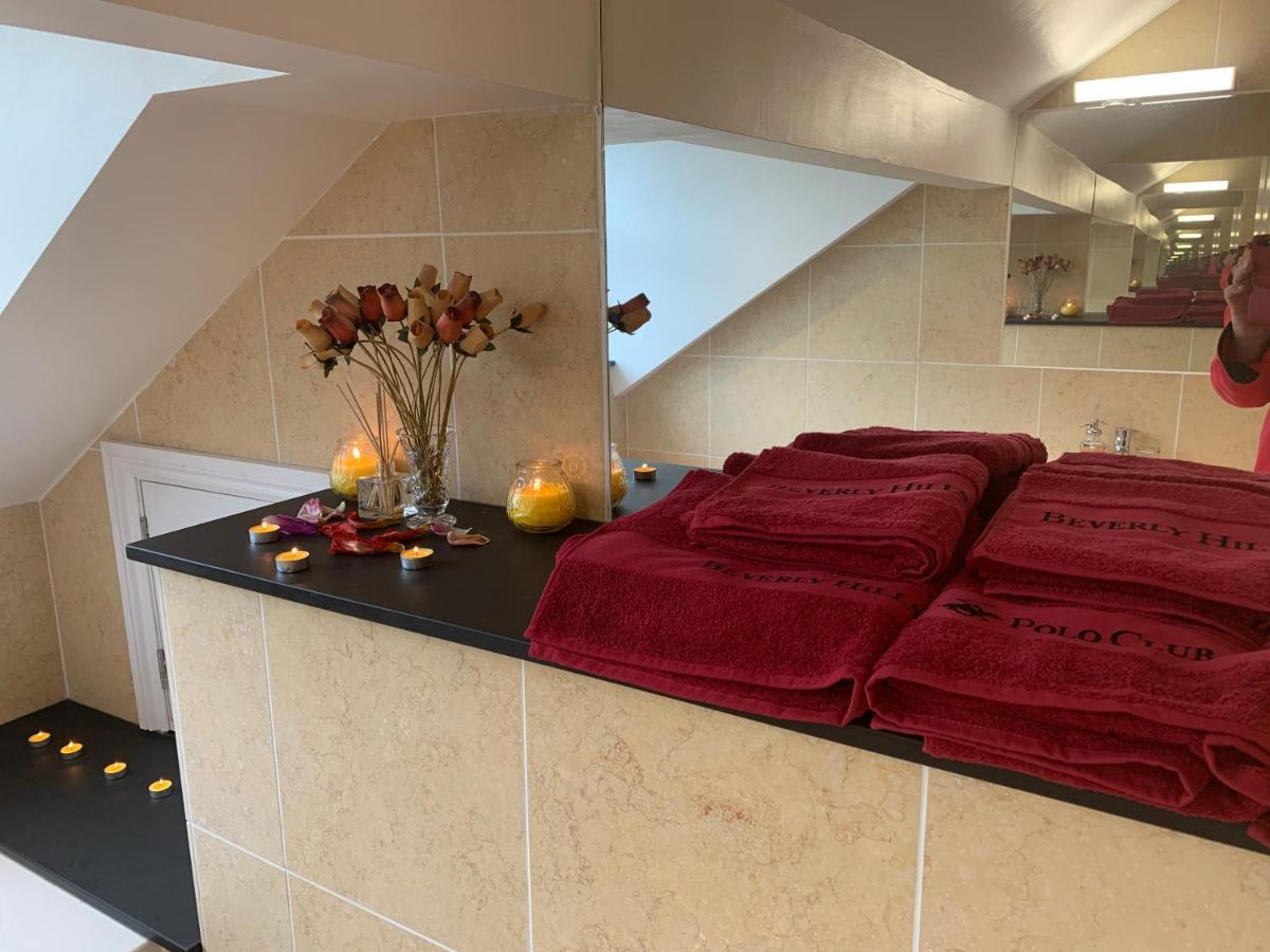 The Penthouse Bowness Luxury Loft Jacuzzi Bath & Complimentary Lakeview Spa Membership Esterno foto