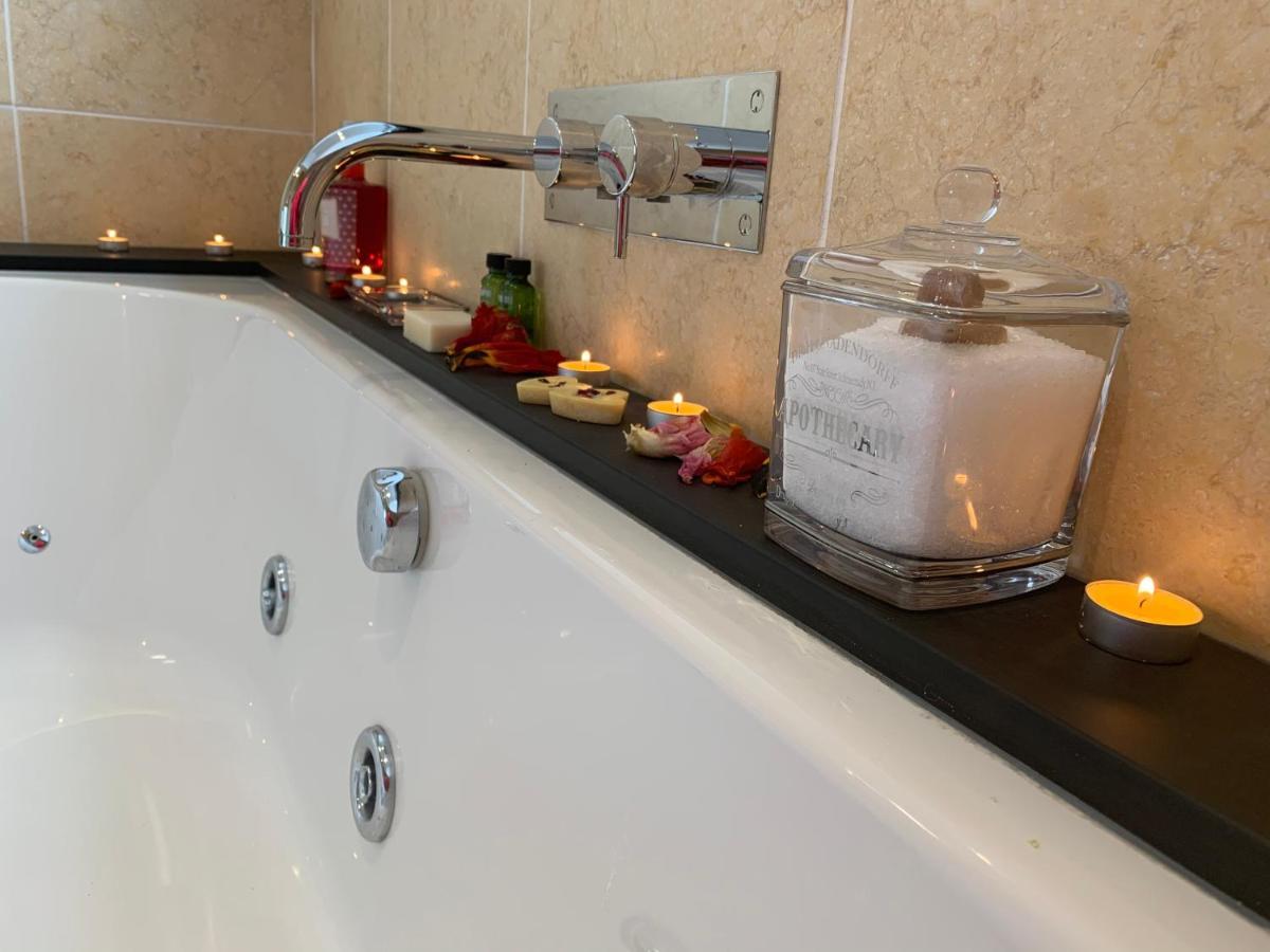 The Penthouse Bowness Luxury Loft Jacuzzi Bath & Complimentary Lakeview Spa Membership Esterno foto