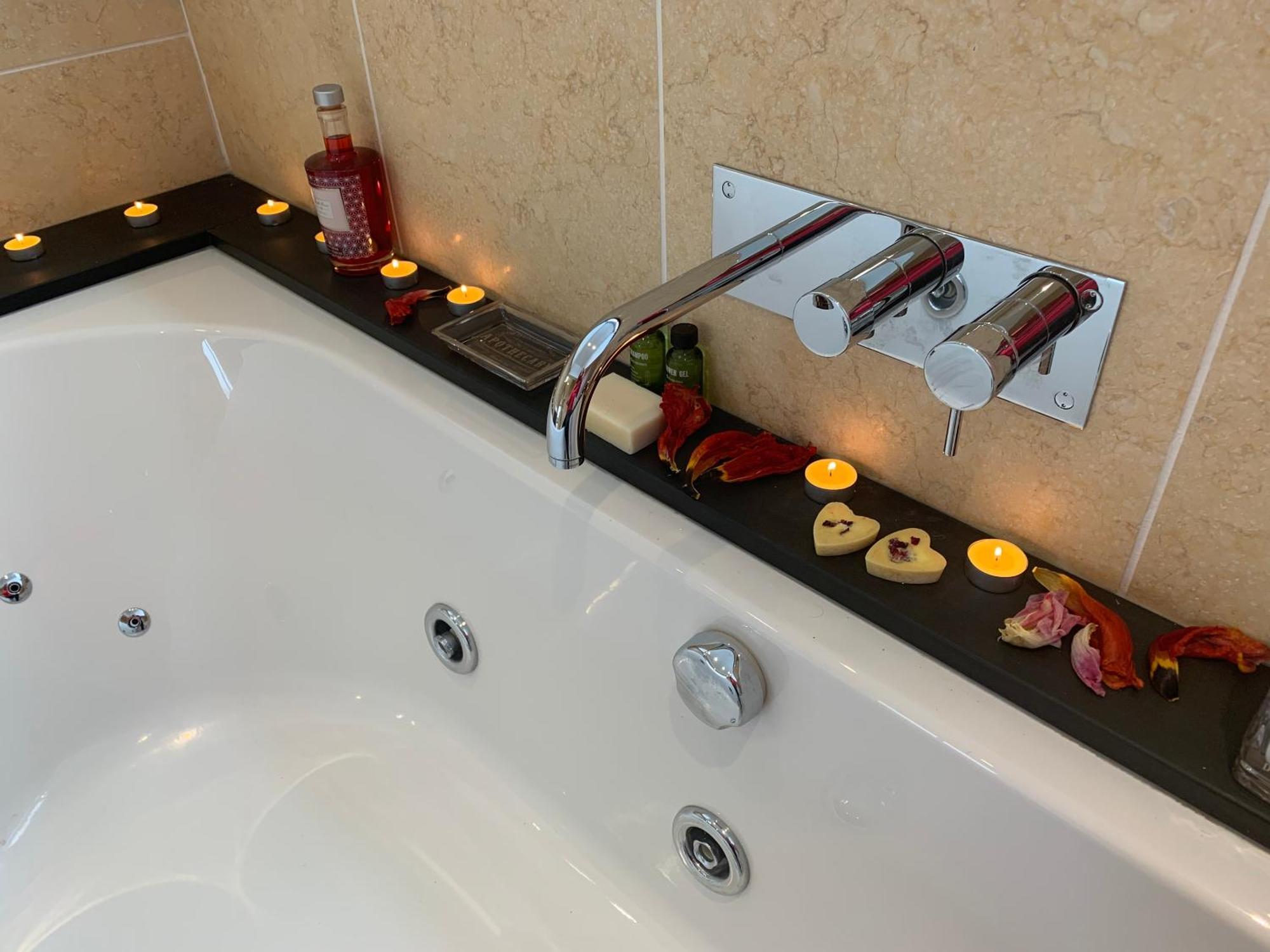 The Penthouse Bowness Luxury Loft Jacuzzi Bath & Complimentary Lakeview Spa Membership Esterno foto