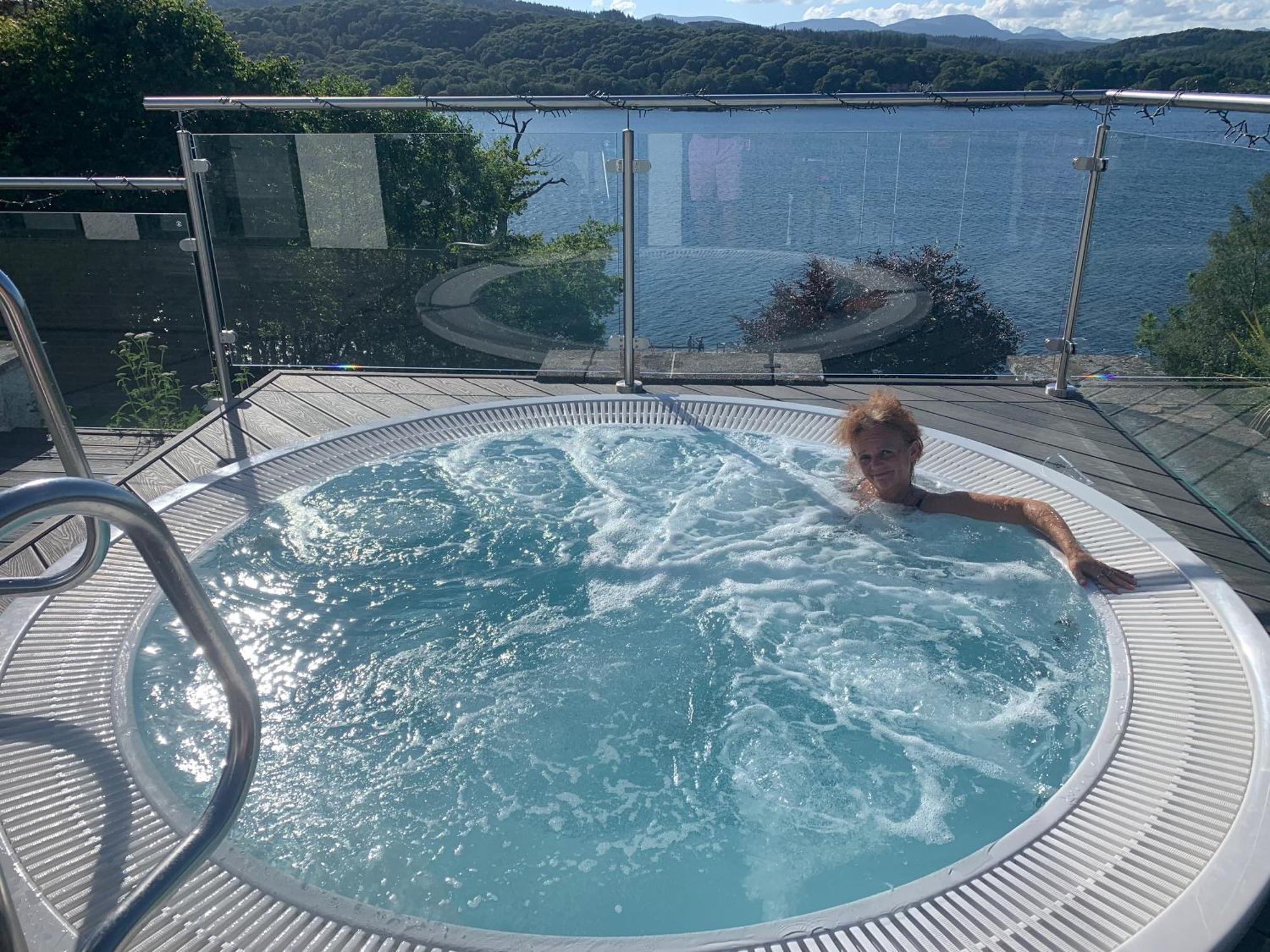 The Penthouse Bowness Luxury Loft Jacuzzi Bath & Complimentary Lakeview Spa Membership Esterno foto